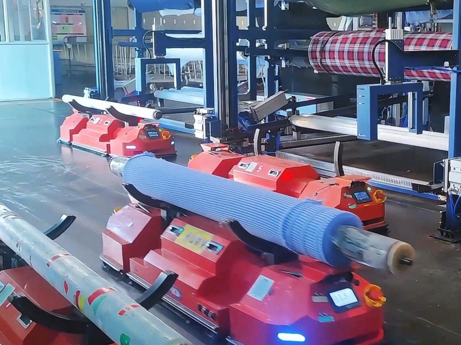 專(zhuān)為紡織業(yè)搬運(yùn)而研發(fā)，快捷落布式搬運(yùn)機(jī)器人，更靈活更便捷！